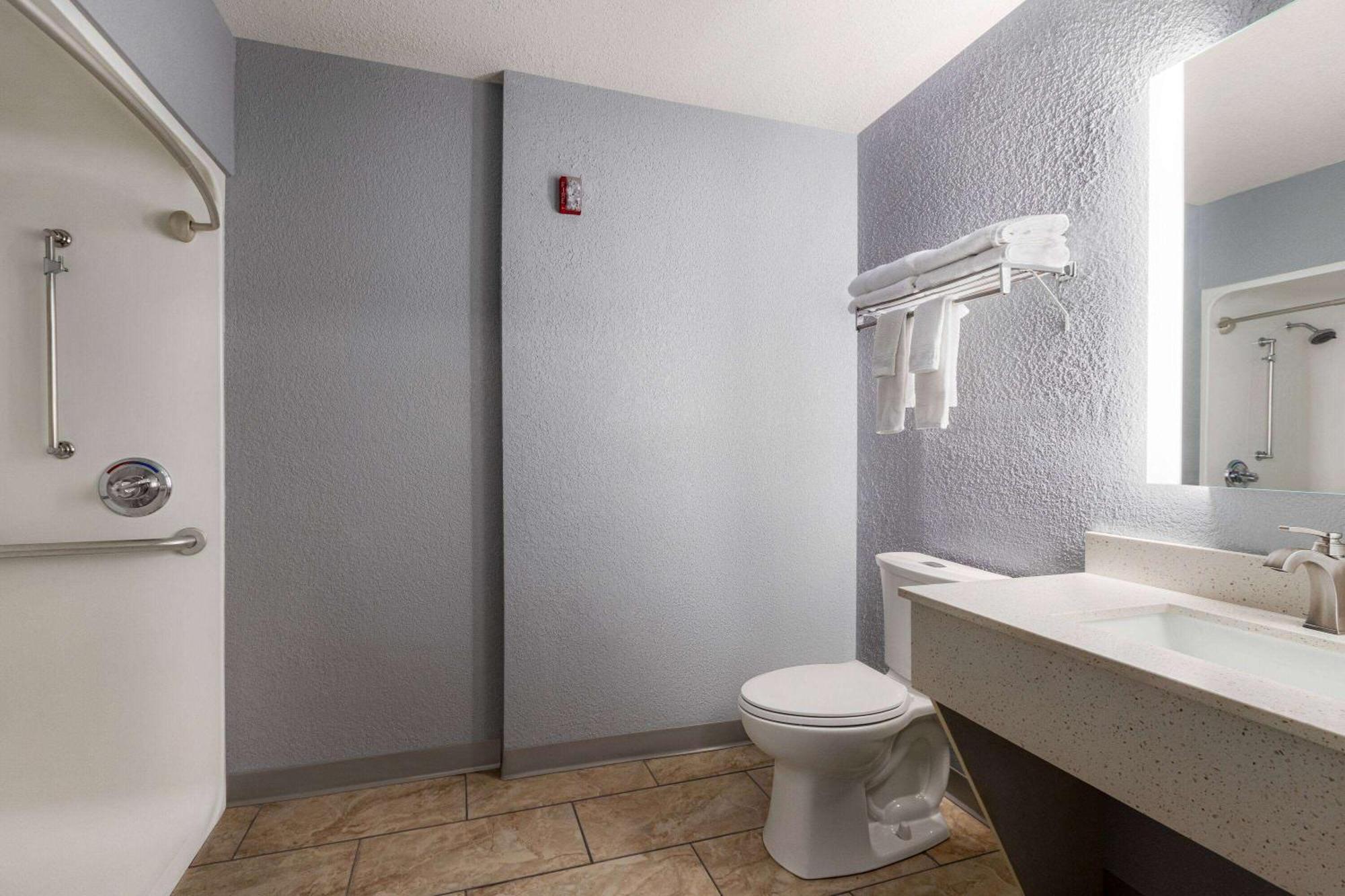 Americinn By Wyndham Williamsburg Экстерьер фото