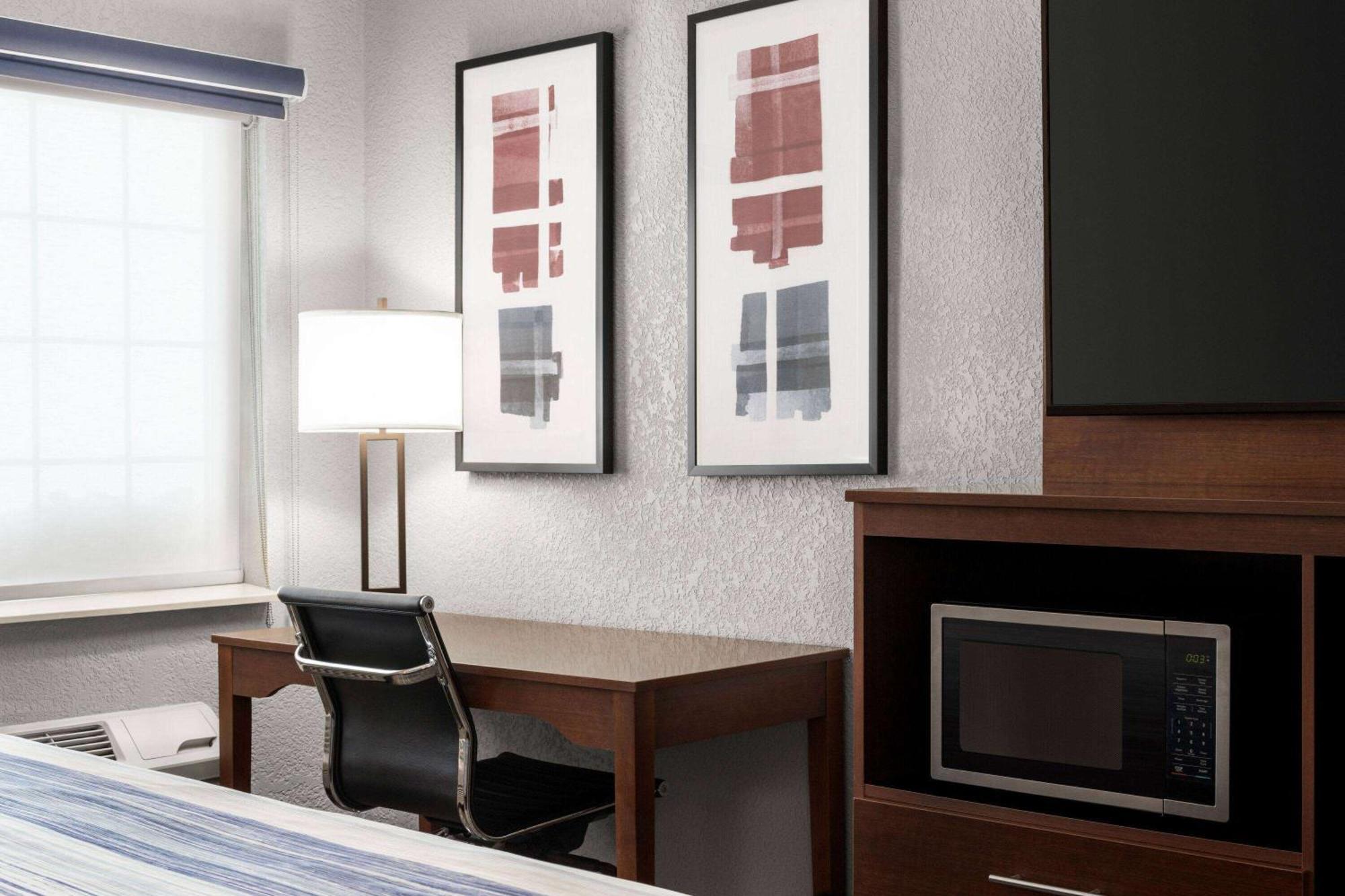 Americinn By Wyndham Williamsburg Экстерьер фото