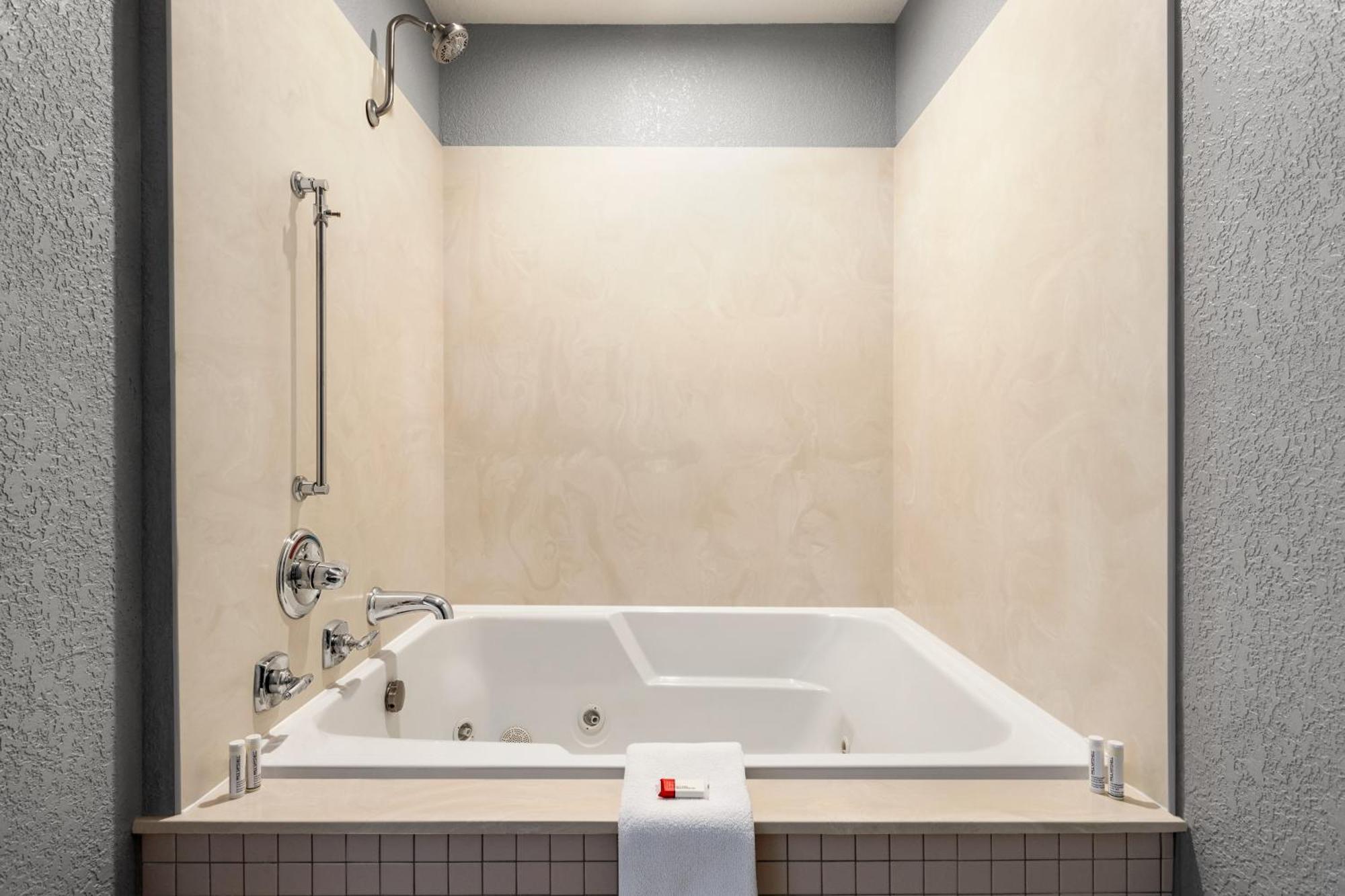 Americinn By Wyndham Williamsburg Экстерьер фото